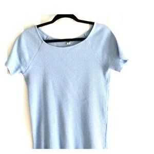 Short sleeve ribbed top.